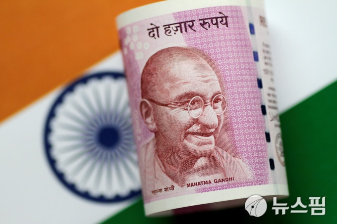 인도 중앙은행 예상 뒤엎고 금리 동결…루피 급락