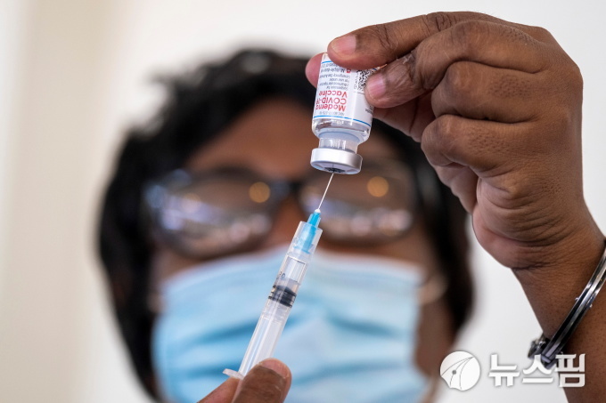 모더나 “오미크론, 백신 무력화 의심…내년초 개량 백신 가능” …남아공 “증상 경미”