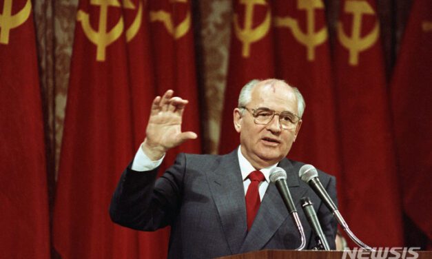 ‘냉전 종식 주역’ 고르바초프 전 소련 대통령…향년 91세 서거(종합)