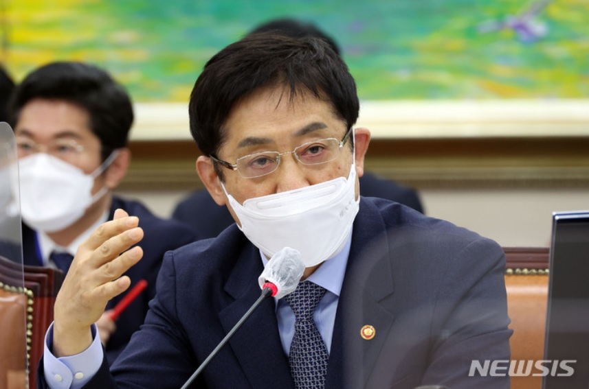 [속보] 김주현 금융위원장 “아로와나 코인 문제 있어 보인다…가격 급등 정상적이지 않다”