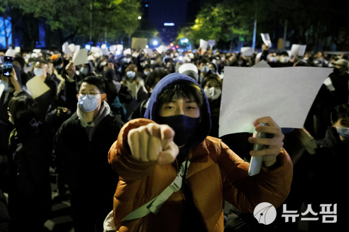 “시진핑 물러나라” …들불처럼 번지는 中 항의 시위