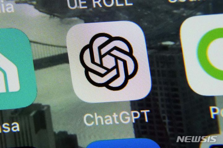 애플, 중국 앱스토어 AI 앱 100여개 삭제…中 당국 챗GPT 등 규제 강화