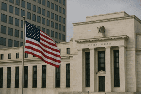 연준, 외풍 뚫고 ‘동결’… 인하 행진 멈추나