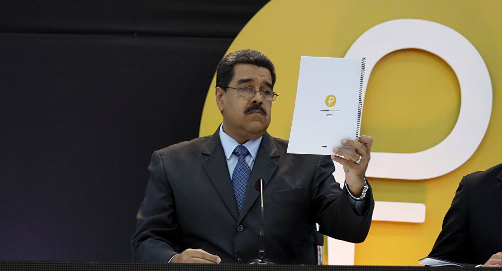 ▲ 베네수엘라 대통령, 니콜라스 마두로가 ICO를 위한 백서(Whitepaper)를 들고 설명하고 있다 (사진=마이타임스)