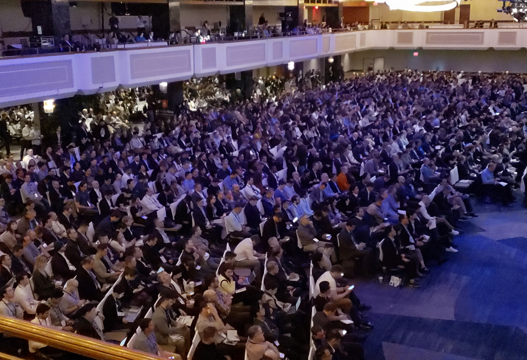 14일(현지시간) 시작된 코인데스크 2018 컨센서스의 개회식에 참석한 참가자들이 주제 강연을 듣고있다.