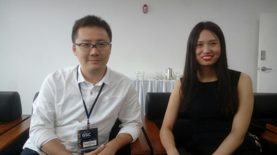 ▲블록미디어와 인터뷰를 진행 중인 큐바오 네트워크 공동창립자 Nathan Sun(왼쪽, 네이썬 선)과 글로벌 전략 디렉터 Tracy Shi( 오른쪽, 트레이시 시)